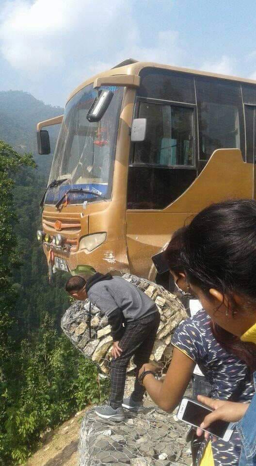 तारजाली पर्खालले बचायो गाडी दुघर्टना हुनबाट