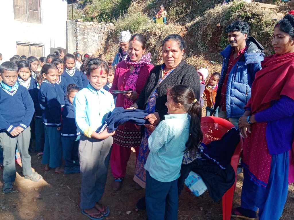 छोरीको जन्मदिनमा पत्रकार केसीले बाँडे २४  विपन्न विद्यार्थीहरुलाइ स्वीटर