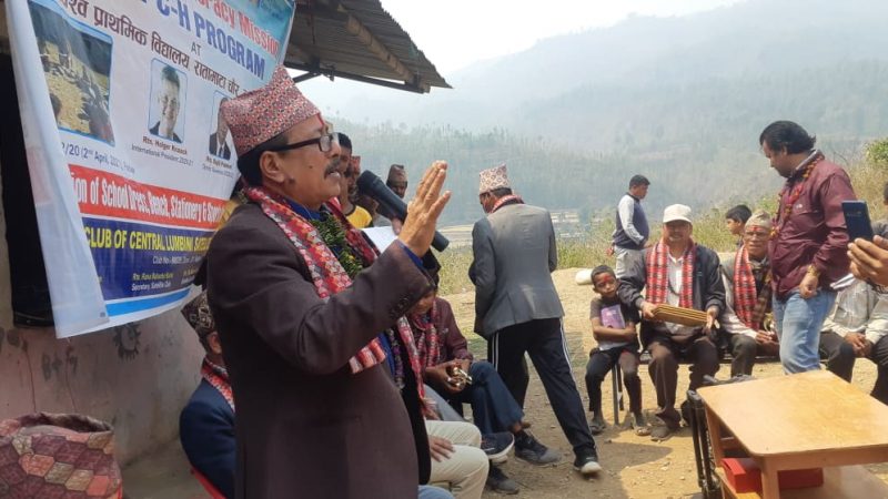 रोटरी क्लब द्धारा विद्यालयमा शैक्षिक सामग्री वितरण