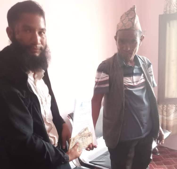 आर्थिक अवस्था कमजोर भएका सामुदायिक विद्यालयलाई नेकपा (बहुमत)को सहयोग
