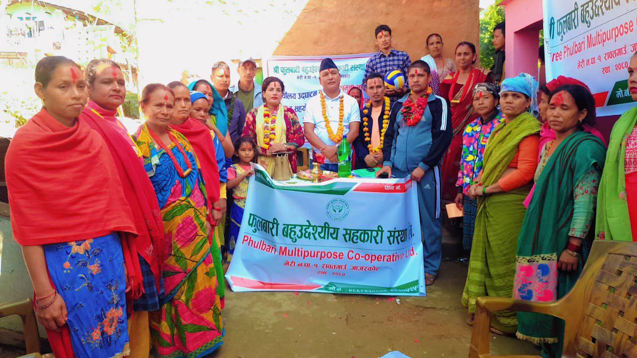 ५ युवा क्लबलाई फुलबारी बहुउद्देश्यीय सहकारीले दियो भलिबल