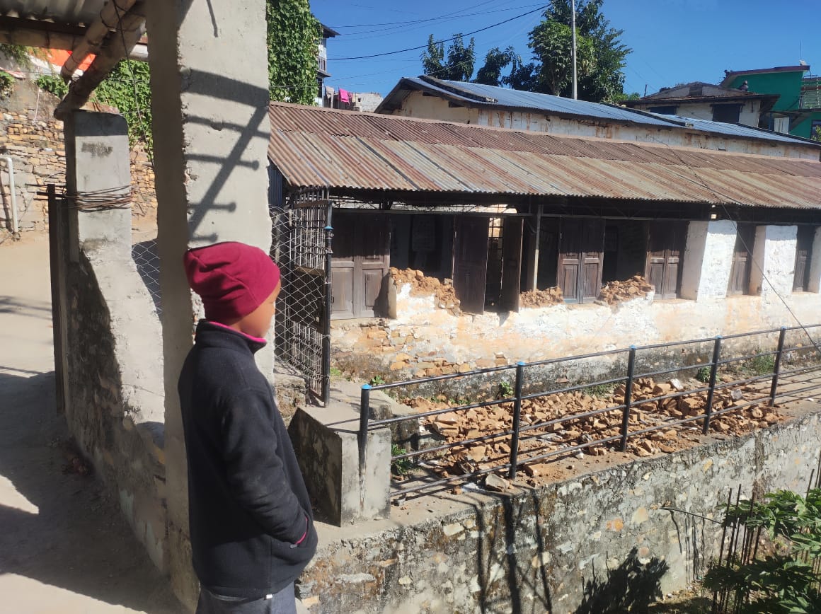 बस्ने डेरा भत्किएर किताव पुरिए,अव डेरा पाईदैन कहाँ बसेर पढ्ने  ?