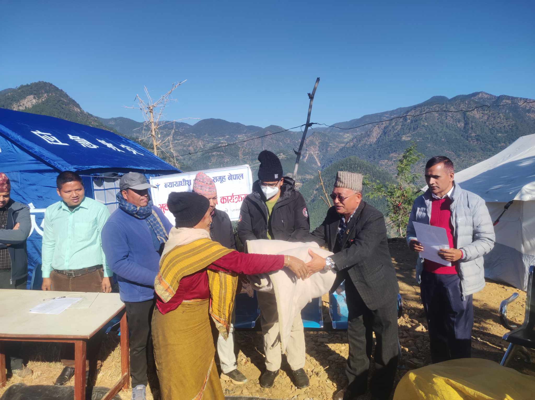 न्यायधिस श्रीमति समुह नेपालले पठायो भुकम्प पिडितलाई राहत सामग्री