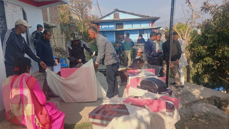 जाजरकोटमा मतदान सामग्री बुझ्दै निर्वाचन कर्मचारीहरु