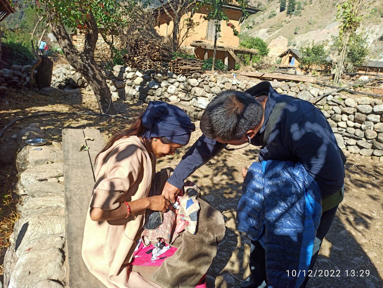 बालबालिकाको उपचारका लागि डाक्टर आफै औषधी बोकेर पुगे ठुलाबगर
