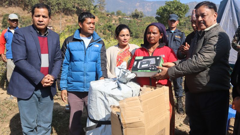महिला मन्त्रीद्वारा जाजरकोटका भूकम्प प्रभावित समुदायहरुको लागि विन्टराइजेशन टेन्ट हस्तान्तरण