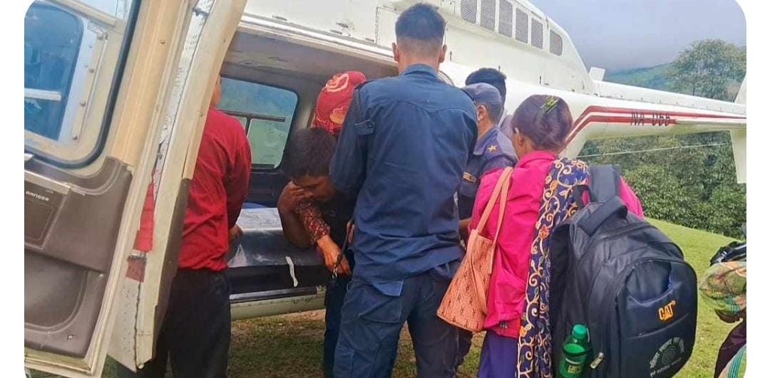 झाडापखालाका विरामीलाई हेलिकोप्टरबाट उद्धार