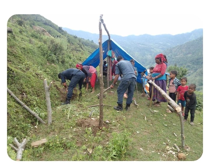 पहिरोको जोखिममा रहेका १२ परिवारलाई सारियो सुरक्षित स्थानमा